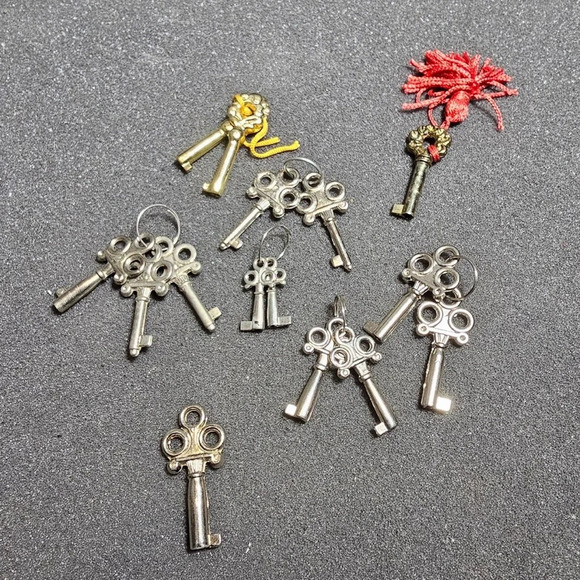 Lot Of Small Random Handcuff Style Barrell Keys Different Sizes Color And Metal - Picture 1 of 6